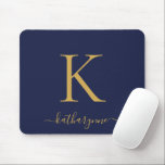 Modern Navy Blue Guld Monogram-skript Musmatta<br><div class="desc">Modern Elegant Guld Monogram-skript på en chic navy blue musmatta. Enkel att anpassa med din egen namn och information. Perfekt för din moderna minimalistiska men ändå lyxaktiga livsstil! Kontakta oss på cedarandstring@gmail.com om du behöver hjälp med designen eller matchande produkter.</div>
