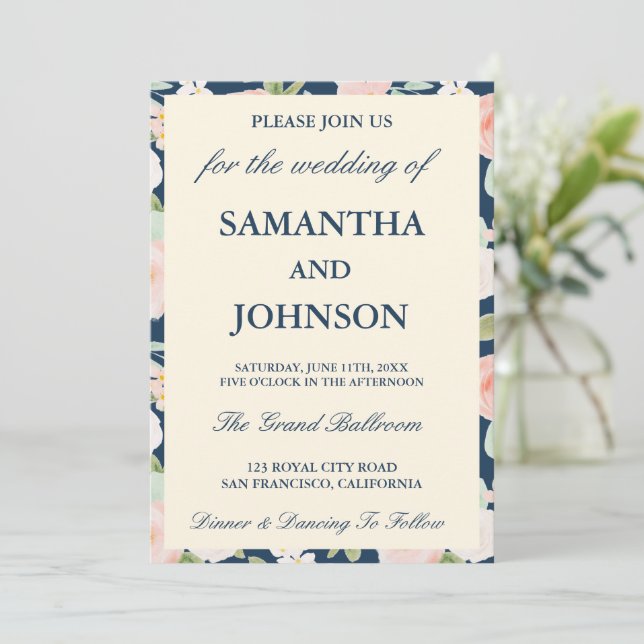 Modern Navy Blue Ivory Floral Monogram Wedding Inbjudningar (Stående Fram)