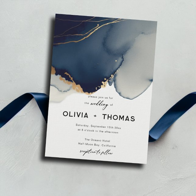 Modern Navy Blue Minimalist Elegant Chic Bröllop Inbjudningar (navy blue gold wedding invitation modern minimalist winter beach waves watercolor elegant bohemian)