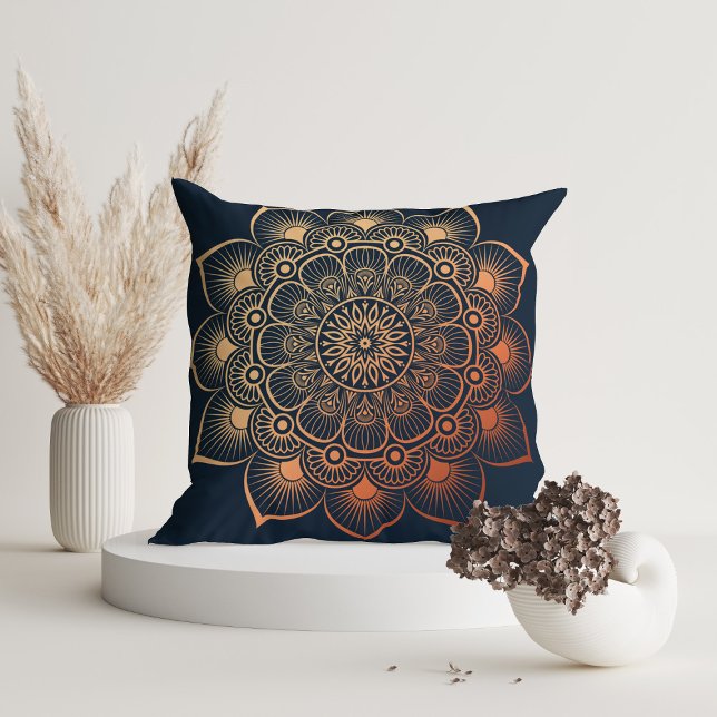 Modern Navy Blue Peach Mandala Kudde (Modern Navy Blue Peach Mandala Throw Pillow in a white room with dry flowers)