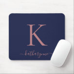 Modern Navy Blue Ro Guld Monogram Musmatta<br><div class="desc">Modern Elegant Rosa ros Guld Monogram-skript på en chic marin blå musknapp. Enkel att anpassa med din egen namn och information. Perfekt för din moderna minimalistiska men lyxiga livsstil! Kontakta oss på cedarandstring@gmail.com om du behöver hjälp med designen eller matchande produkter.</div>