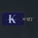 Modern Navy Blue Script Monogram Bagagebricka<br><div class="desc">Den här enkla, elegant marinblå bagagetaggen med det första namn i ett typsnitt av trendiget i vitt, som skrivs över ditt första, i ett modernt typsnitt med hylsan i ljusblått på ena sidan och en bild i kortet för ditt namn, adress och mobila nummer på den andra, skulle se fantastisk...</div>