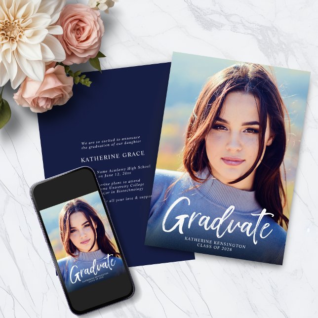 Modern Navy Blue Script Photo Studenten Meddelande (Modern Navy Blue Script Photo Graduation Announcement with Instant Download)