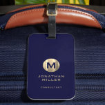 Modern Navy Brushed Guld Monogram Luggage Tag Bagagebricka<br><div class="desc">Ett modernt lyxbildande lodrät i klassisk stil med ett marint blått och borstat metallemblem i guld med stort typografiskt inledande monogram på rikens blå bakgrund. Texten kan enkelt anpassas med hjälp av fälten.</div>