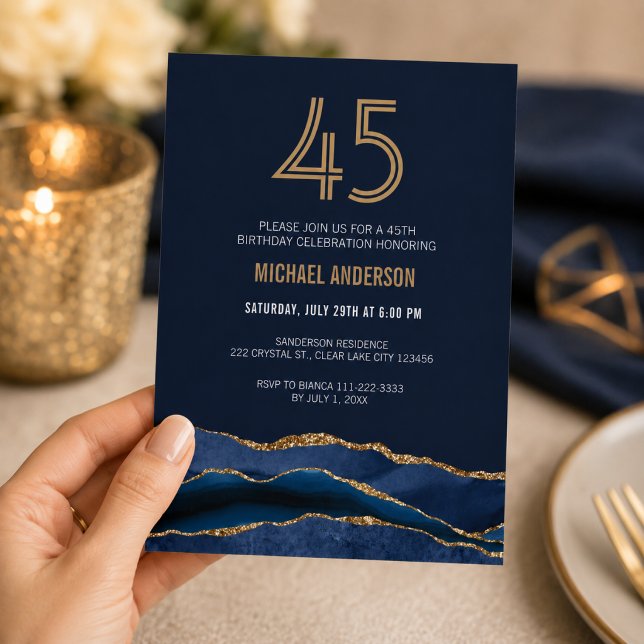 Modern Navy Guld 45-års Födelsedagsinbjudan Inbjudningar (Elegant navy and gold 45th birthday invitation with luxurious modern details)