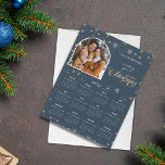 Modern Navy Snowflake Photo Magnetic Calendar Card<br><div class="desc">Magnetkortskalender med foto och jul hälsning. Har det markerade fotot tillsammans med anpassad hälsning och 2025-kalender på en vinterbakgrund i snöflingor.</div>