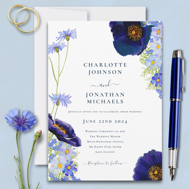 Modern Navyblå Elegant Vildblomma Bröllop Inbjudningar (Modern wildflower blue wedding invitation with watercolor florals and elegant typography )