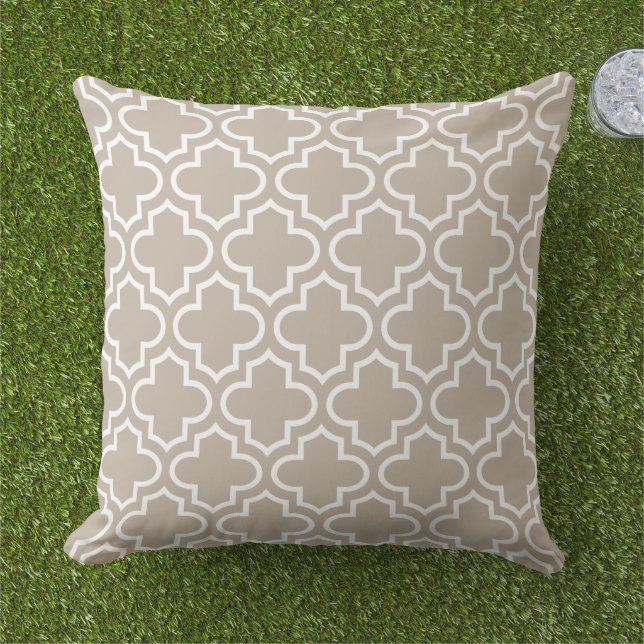 Modern Neutralt Beige Moroccan Quatrefoil Mönster Kudde (Gräs)