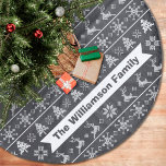 Modern Nordiska Sticka Ugly Sweater Chalkboard Nam Julgransmatta Fleece<br><div class="desc">Fira julhelgen i "stil" med detta moderna, nordiska stil, fula svettare i mönster, skirt från Julgran! Cute, finstilt träd, renar och prydnadsföremål i vitt täcker en bakgrund av krita. Anpassa med ditt namn eller anpassningsbar hälsning. 44-tumsdiameter, designad för att passa de flesta träd. Tvättbart maskin, ljugit platt till torr. Lägger...</div>