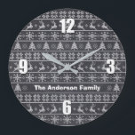 Modern Nordiska Sticka Ugly Sweater Chalkboard Nam Stor Klocka<br><div class="desc">Fira julhelgen i "stil" med den här moderna, nordiska stil, fula svettaren i mönster, skräddarsydd namnklocka! Cute, finstilt träd, renar och prydnadsföremål i vitt täcker en bakgrund av krita. Gå på helgdag med familj och vänner när du tittar på den här roligten. Anpassa med ditt namn eller anpassningsbar hälsning. Val...</div>