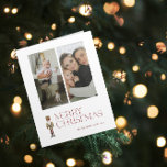 Modern Nutcracker God jul 2-familjfoto Kort<br><div class="desc">Fira julhelgen med det moderna Nutcracker God jul 2-fototypografikortet! Det här fantastiska kortet har en vacker vattenfärgsmusknackare som ställs in mot en bakgrund av festlig typografi i en rik burgundnyck. Anpassa dina två familjefotografier och din familj namn så att ditt kort blir verkligt unikt. När du öppnar kortet visas det...</div>