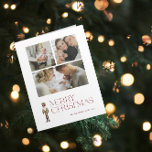 Modern Nutcracker God jul 3-familjfoto Kort<br><div class="desc">Fira julhelgen med det moderna Nutcracker God jul 3-fototypografikortet! Det här fantastiska kortet har en vacker vattenfärgsmusknackare som ställs in mot en bakgrund av festlig typografi i en rik burgundnyck. Anpassa dina tre familjefotografier och din familj namn så att ditt kort blir verkligt unikt. När du öppnar kortet visas det...</div>