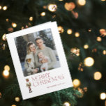 Modern Nutcracker God jul Family Photo Kort<br><div class="desc">Fira julhelgen med det moderna Nutcracker-fototypografikortet i God jul! Det här fantastiska kortet har en vacker vattenfärgsmusknackare som ställs in mot en bakgrund av festlig typografi i en rik burgundnyck. Anpassa ditt familjefoto och din familj namn så att ditt kort blir verkligt unikt. När du öppnar kortet visas det traditionella...</div>