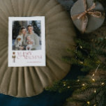 Modern Nutcracker God jul Photo Typography Helg Vykort<br><div class="desc">Du är säker på att du sprider helgdag med Modern Nutcracker God jul Photo Typography Helgdag Postcard! Det här vykortet är perfekt att skicka till nära och kära för att önska dem en trevlig julhelg. Den festliga typografin i burgundi står på kortet och accentueras av en vattenfärgsmusknacka, som skapar denna...</div>