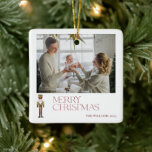 Modern Nutcracker God jul Photo Typography Julgransprydnad Keramik<br><div class="desc">Fånga julens glädje och värme med vår moderna Nutcracker God jul Photo Typography Ceramic Ornament. Denna festliga prydnad är perfekten för att ge en verklig personlig till din helgdag som dekorerar i år. Den ljusa röda typsnittet står emot en unik vattenfärgsmusklerare, medan en charmerande matris av traditionellt inslag går igenom...</div>