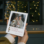 Modern Nutcracker God jul Photo Typography Julkort<br><div class="desc">Det är den tiden på året igen - jultid! Se inte längre än detta moderna och trendig julkort för att din familjs glädje och budskap om kärlek. Den festliga typografin i burgundi står på kortet och accentueras av en vattenfärgsmuskler som gör att ditt favoritfamiljefoto blir levande. På baksidan dyker en...</div>