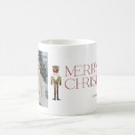 Modern Nutcracker God jul Photo Typography Kaffemugg<br><div class="desc">Får ditt hem redo till jul? Om du tittar att perfekt biet ska krydda upp din helgdag-décor, så hämta vår moderna Nutcracker God jul Photo Typography Coffee Mugg! Den här festliga mugg har en fet burgundisk typografi som utmärker sig och som accentueras av en underbar vattenfärgsnötkracker. Du kan också anpassa...</div>