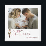 Modern Nutcracker God jul Photo Typography Magnet<br><div class="desc">Gå in i helgdag med den här moderna Nutcracker God jul Photo Typography Magnet. Den här vackra magneten gör perfekten till din dekoration och kommer säkert att ge leende till alla som ser den! Den festliga burgundtypografin är utåtriktad från vattenfärgen nötkracker-bild och ge ett verkligt unikt utseende. Du kan till...</div>