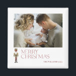 Modern Nutcracker God jul Photo Typography Magnet<br><div class="desc">Gå in i helgdag med den här moderna Nutcracker God jul Photo Typography Magnet. Den här vackra magneten gör perfekten till din dekoration och kommer säkert att ge leende till alla som ser den! Den festliga burgundtypografin är utåtriktad från vattenfärgen nötkracker-bild och ge ett verkligt unikt utseende. Du kan till...</div>