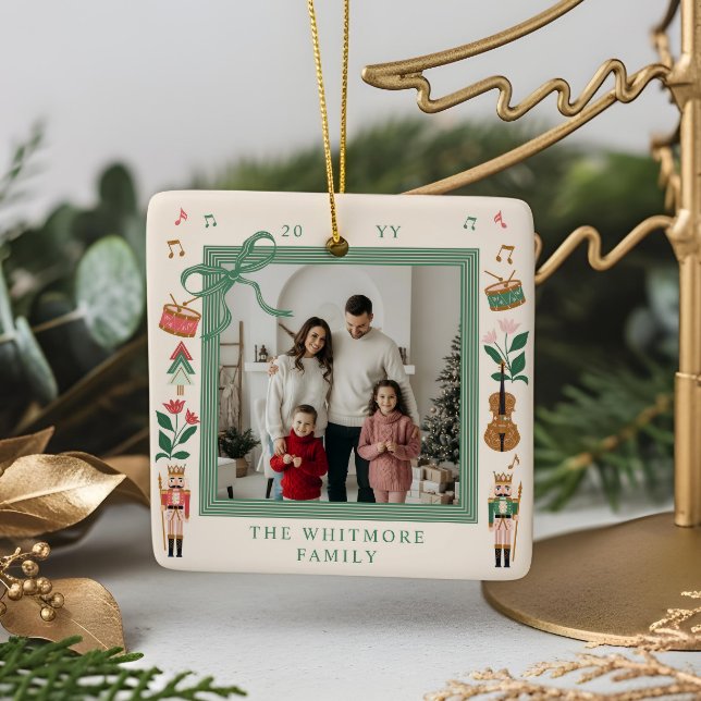 Modern Nutcracker-julfack Ribbon Photo Ram Julgransprydnad Keramik (Modern Nutcracker Christmas Bow Ribbon Photo Frame Ceramic Ornament)