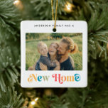 Modern ny, färglös Retro-jul i hemmet Julgransprydnad Keramik<br><div class="desc">Med ett nytt hem den här julhelgen,  accentuera Julgran med en personlig fotodekoration med foto av din familj eller ditt nya hus. Det har ett färgstarkt retroteckensnitt.</div>