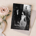 Modern ny julövertäckningsfoto julkort<br><div class="desc">Fira din glatta säsong med den här vintagen, tvåsidigt nytt julkort. Det här dubbla-sidiga kortet har en svartvit bild av eleganten och fångar det romantiska och unika väsen i ditt första år som gift par. Den tidlösa estetik som kombineras med hjärtlösa meddelanden om anpassningsbar gör detta kort till perfekten för...</div>
