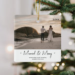 Modern ny vecka 1:a julafton Fotojul Julgransprydnad Keramik<br><div class="desc">Perfektens julprydnad för Newlyweds! Minneshögtidlighålla ert första år som make och hustru med denna enkla moderna,  moderna,  präglade och ärliga fotoKeepsakCeramic Ornament. All text är enkel att anpassa.</div>