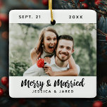 Modern nyfödd Merry och gift fotojul Julgransprydnad Keramik<br><div class="desc">En ren Merry & Married-julprydnad med skript-typografi och ditt foto. Anpassa den med ditt namn,  bröllop-datum och foto. Baksidan av prydnadsämnet har en enkel svart och vit fläck mönster. Designad av Blackberry Boulevard.</div>