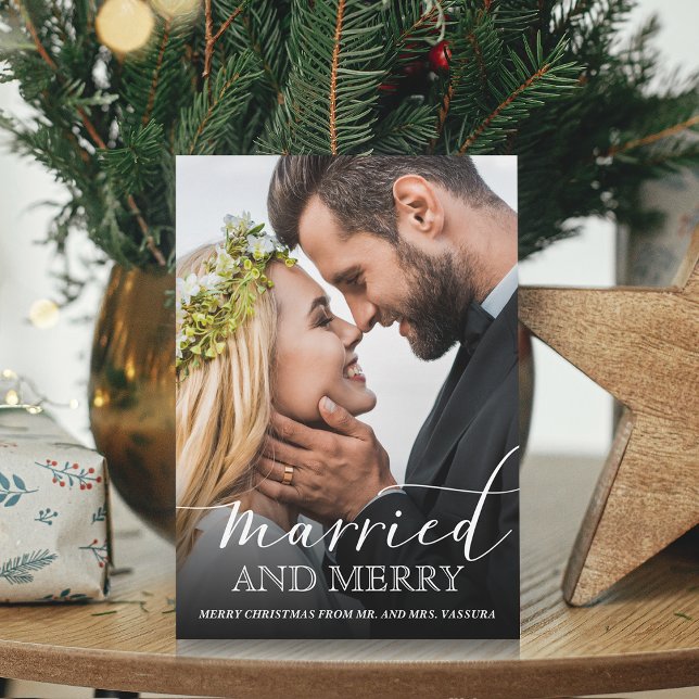 Modern nylyft foto gift och merry julkort (Modern Newlywed Photo Married and Merry Holiday Card)