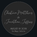 Modern och Elegant Black Bröllop Runt Klistermärke<br><div class="desc">Den här moderna händelsen och eleganten eller bröllop-klistermärket har en svart bakgrund med vit text. Parets namn skrivs ut i ett skript. Datum och plats för bröllop anges nedan.</div>