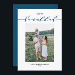 Modern och Elegant Lycklig Hanukkah Photo Julkort<br><div class="desc">Lycklig Hanukkah! Skicka Hanukkah önskemål till familj och vänner med det här anpassadets kalligrafi Hanukkah-kort. Den har kalligrafi av eleganten och enkel typografi. Anpassa genom att lägga till namn och ett foto. Lycklig Hanukkah-kortet i elegant finns på andra kartonger.</div>