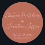 Modern och Elegant Terracotta Bröllop Runt Klistermärke<br><div class="desc">Den här moderna händelsen och eleganten eller bröllop-klistermärket har en enkel terracotta-bakgrund med vit text. Parets namn skrivs ut i ett skript. Datum och plats för bröllop anges nedan.</div>