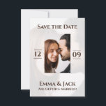 Modern och enkel fotospara datum spara datumet<br><div class="desc">din speciella dag med ett modernt och enkelt datumkort som innehåller ett romantiskt foto och en ren, minimal layout. Fetstilt, tydlig textinformation om bröllop-datumet och parets namn, accentuerad av ett foto ram och jordnära, roliga drag för en varm, lycklig-vibe. Den stora eleganten och fullt fotobakgrund skapar tillsammans en snyggt och...</div>