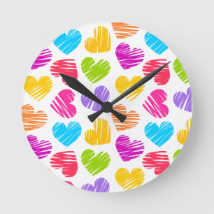 Modern och Girly Vibrant Doodled Hearts Mönster Rund Klocka