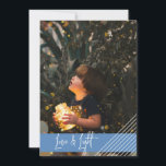 Modern och helt enkelt Kärlek och Light Hanukkah Julkort<br><div class="desc">Den här utformningen är enkel och modern och är ett underbart sätt att sända välsignelser till vänner och familj i Hanukkah. Utformningen har en ljusblå med vitt diagonalt rand i högernas hörn i grund. Texten "kärlek och ljus" kan ändras och texten på baksidan ändras. Lycklig Hanukkah!</div>