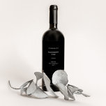 Modern och minimal svart och vit vinflaska etikett<br><div class="desc">Den här eleganten och den minsta vin-etiketten har modern vit text på en enkel,  mörk svart bakgrund för en snyggt och ett minimalistiskt utseende.</div>