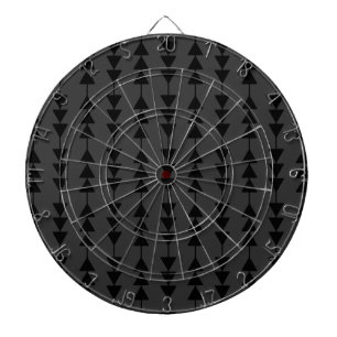 Modern och Snyggt Black Hanging Triangles på Smoky Darttavla