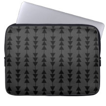 Modern och Snyggt Black Hanging Triangles på Smoky