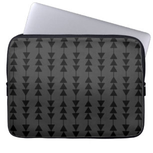 Modern och Snyggt Black Hanging Triangles på Smoky Laptop Fodral