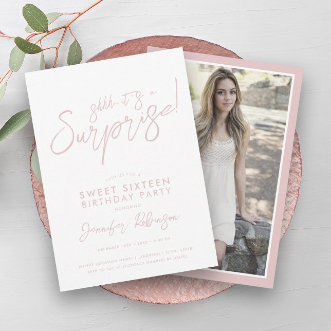 Modern  och vit fotoutställning, Sverige 16 Inbjudningar (Modern Blush & White Photo Surprise Sweet 16 Invitation)