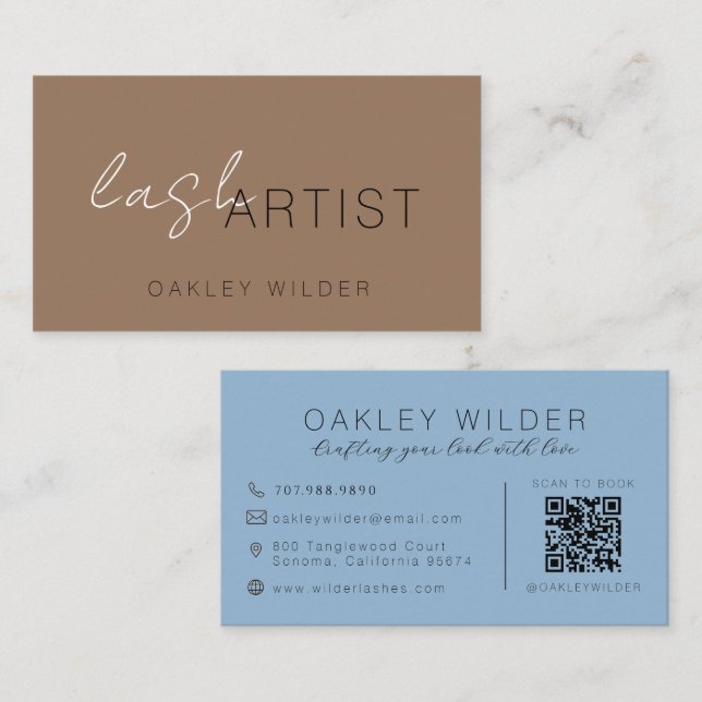 Modern ögonfransartist Cocoa Brown Blue Script QR- Visitkort (Fram/baksida)