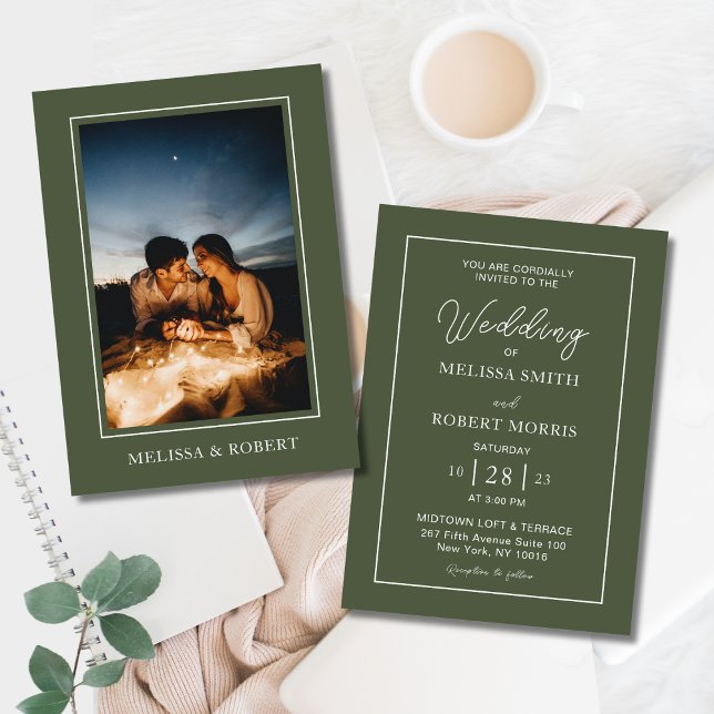 Modern Oliv grönt kallgrafi, foto Bröllop Inbjudningar (Modern Olive Green Calligraphy Script Elegant Photo Wedding Invitation Back to Back with White Font)
