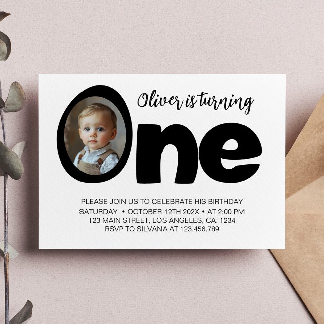 Modern One Black and White Birthday Photo Inbjudan (Skapare uppladdad)
