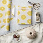 Modern Orange Mönster Gult Grått Presentpapper<br><div class="desc">Modern gult torkade orangarna mönster på en origami-grått-bakgrund. Enkel slutförpackning papper för alla dina presenter. Enbart designad för dig av Lycklig Dolphin Studio. Om du behöver hjälp eller matchande produkter kontaktar du oss genom vår butik.</div>