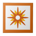 Modern Orange - Starburst-design i mitten av århun Kakelplatta<br><div class="desc">Modern design med en enda orange startar på en vit bakgrund, inramad i en ljus orange. Enkel, ren modern design. En utformning av en samordnande samling. Skapa en egen anpassningsbar genom att ladda upp en ny bild eller genom att använda meddelandeknappen för att kontakta designern om du vill ha hjälp....</div>
