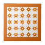 Modern Orange Starburst Mönster i mitten av århund Kakelplatta<br><div class="desc">Modern design från mitten av århundradet med vintage mönster av orange stjärnsprängningar på vit bakgrund, inramad i skarp orange. Enkel, ren modern design. Skapa din egen anpassningsbar mönster genom att ladda upp en ny bild eller använda meddelandeknappen för att kontakta designern för hjälp. Så här skapar du din egen mönstrade...</div>