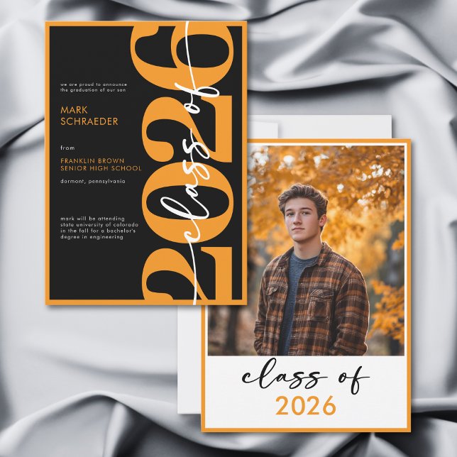 Modern Orange Typography Graduation Announcement Inbjudningar (Modern Orange Typography Graduation Announcement)