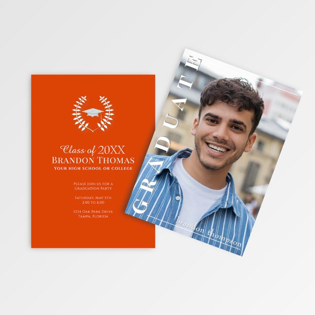 Modern Orange Vertikal Namn Examen Fotokort Inbjudningar (Class of 2026 graduation party card with orange back and elegant laureate cap design.)