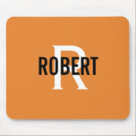Modern orange, vit monogram manar namn-musmatta musmatta<br><div class="desc">Modern design med orangens bakgrund,  ett modernt vitt monogram med svart namn. Anpassa med ditt namn och inledande.</div>