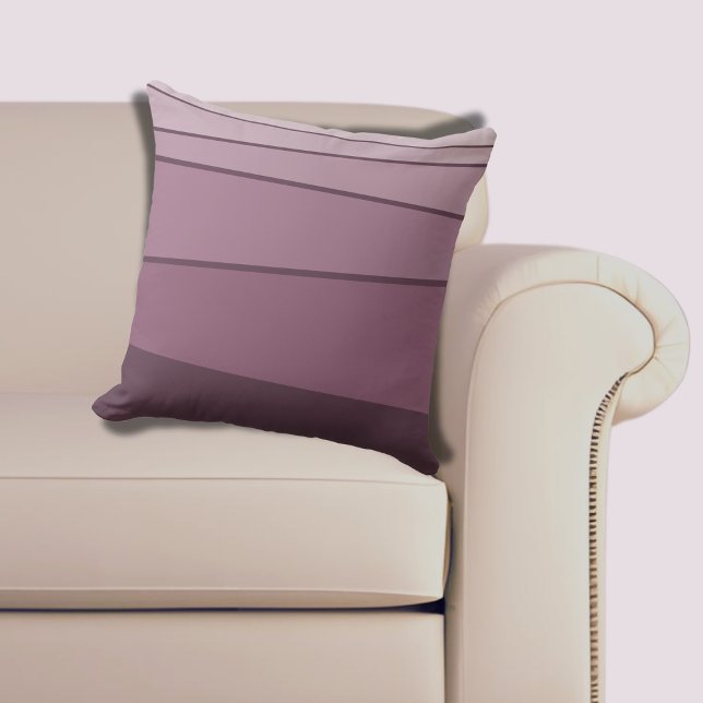 Modern, oregelbunden, strimlad Lila i Eggplant Kudde (Modern Irregular Striped Shades of Eggplant Purple Throw Pillow)